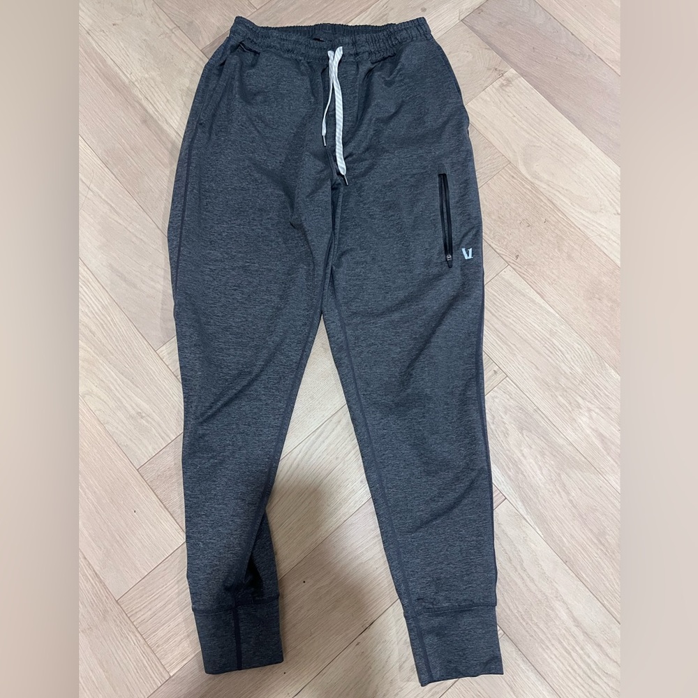 Vuori gray Sunday performance jogger. Size S